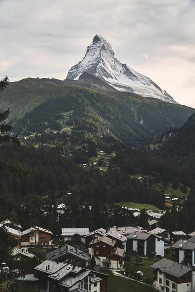 Plano Vertical Pequeño Pueblo Situado Valle Frente Montaña Matterhorn Suiza — Foto de Stock