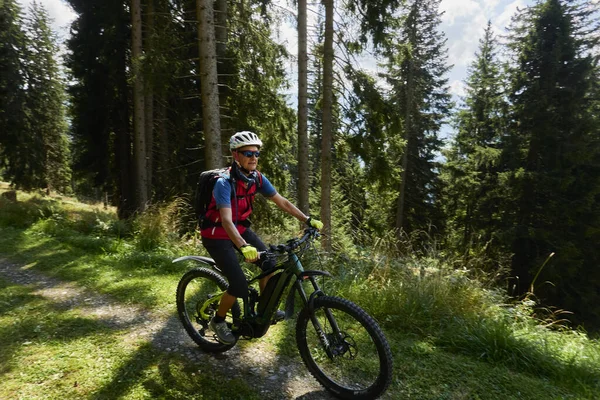 Eine Ältere Frau Radelt Einem Sonnigen Tag Der Schweiz Auf — Stockfoto