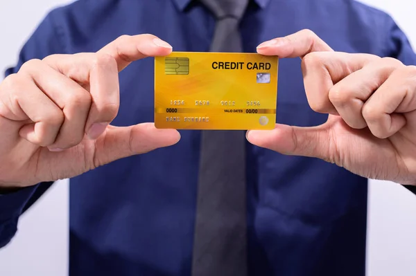 Zbliżenie Mężczyzny Trzymającego Żółtą Kartę Kredytową — Zdjęcie stockowe