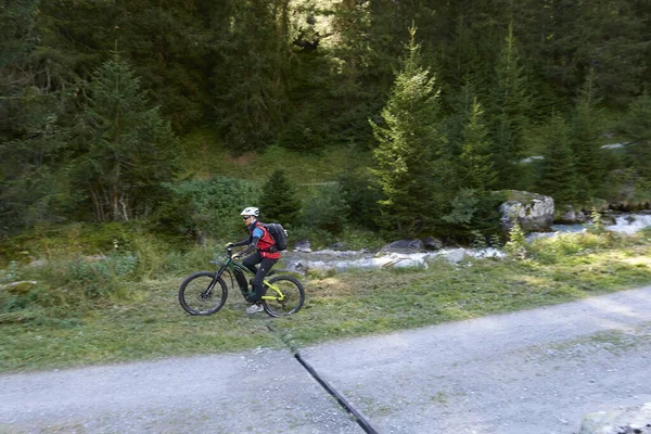 Ciclista Montando Perto Uma Exuberante Floresta Verde Campo Suíça Dia — Fotografia de Stock
