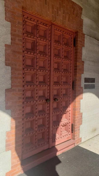 一座旧建筑的门的垂直截图 — 图库照片