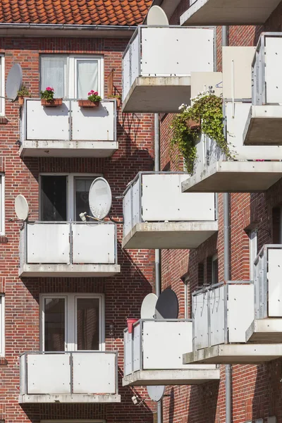 德国下萨克森州Wilhelmshaven一个砖屋舒适的白色阳台 — 图库照片