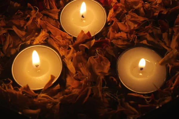 Ein Schöner Schuss Diwali Dekoration Mit Teelichterkerzen Und Frischen Ringelblumenblütenblättern — Stockfoto