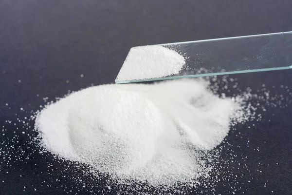 Siyah Arkaplanda Beyaz Şeker — Stok fotoğraf