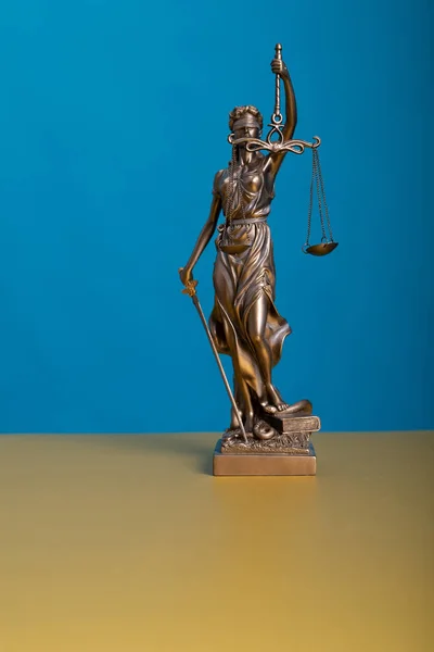 Vertical Shot Statue Justice Holding Scales — Stok fotoğraf