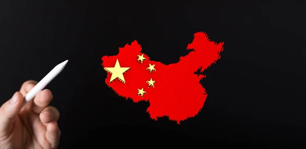 Рука Держащая Ручку Фоне Национального Флага Китая Форме Карты — стоковое фото