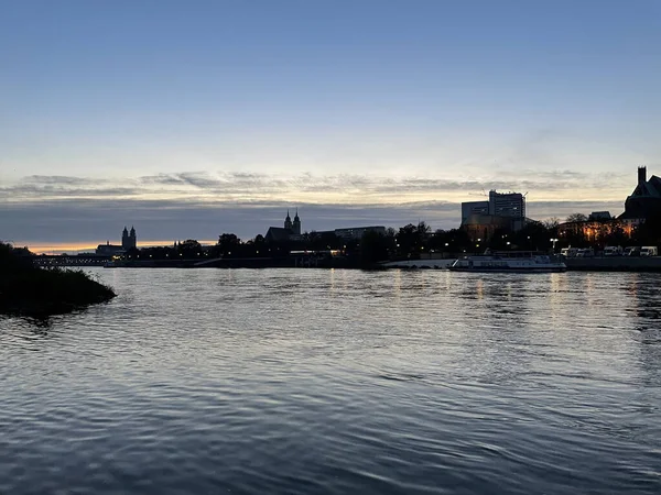 Solnedgången Himlen Över Floden Och Byggnaderna Sommaren — Stockfoto