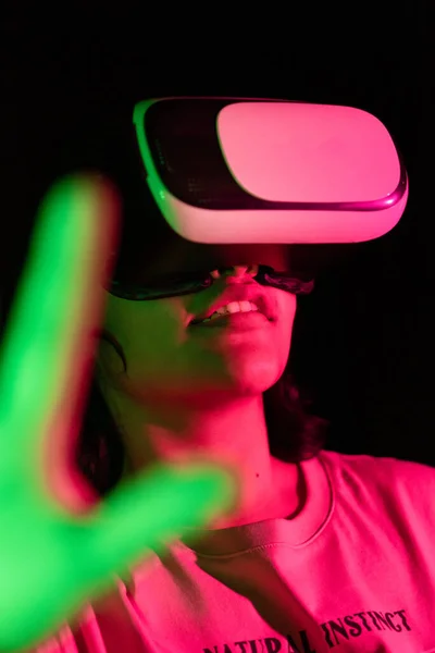 Young Hispanic Female Experiencing Virtual Reality First Time Black Background — Stock Fotó