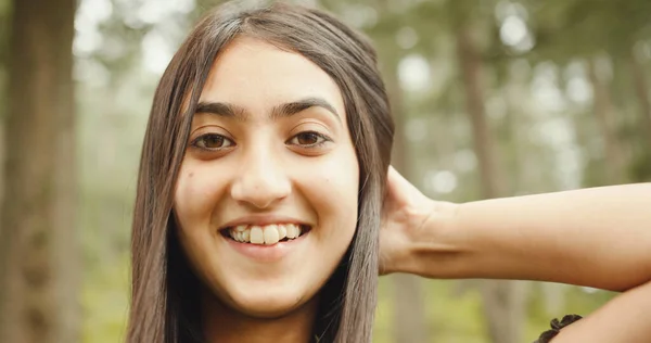 Yüzünde Bir Gülümseme Olan Güzel Bir Genç Kadının Portresi — Stok fotoğraf