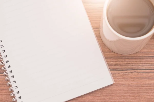 Una Vista Superior Cuaderno Blanco Blanco Junto Una Taza Café —  Fotos de Stock