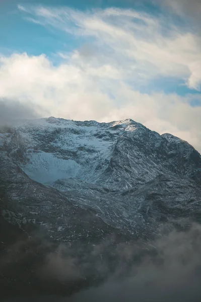 Tiro Vertical Montanhas Cobertas Neve — Fotografia de Stock