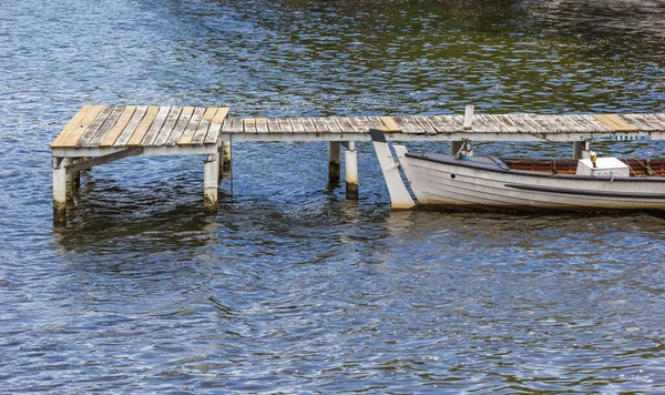 在河中或湖中的木制码头和小船的航拍图 — 图库照片
