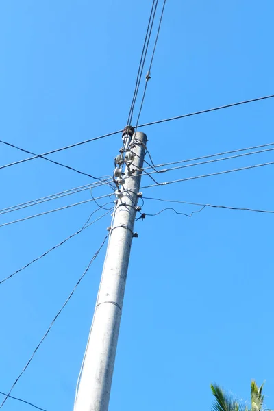 多くのワイヤが接続されている電柱の傾斜ショット — ストック写真