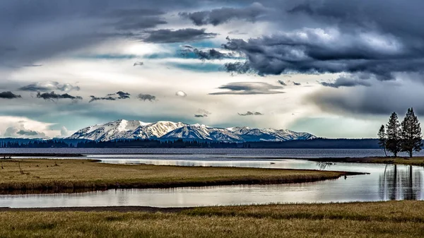 Hermoso Paisaje Con Lago Montañas — Foto de Stock