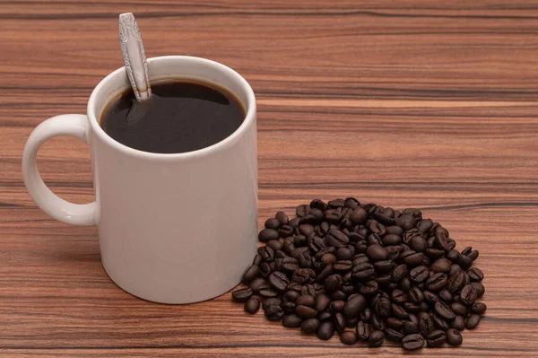 Closeup Shot Cup Coffee Next Coffee Beans Table — Fotografia de Stock
