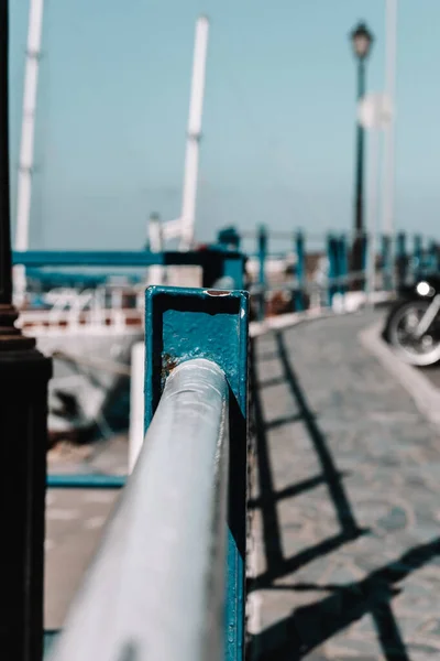 Quai Balustrade Dans Vue Floue Jetée Par Une Journée Ensoleillée — Photo