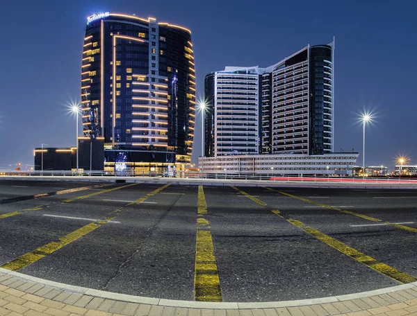 Dubai United Arab Emirates Νοέμβριος 2021 Νυχτερινή Λήψη Δύο Κτιρίων — Φωτογραφία Αρχείου
