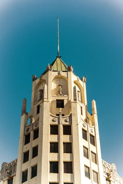 好莱坞一幢屋顶尖尖的漂亮建筑的一个垂直低角截图 — 图库照片