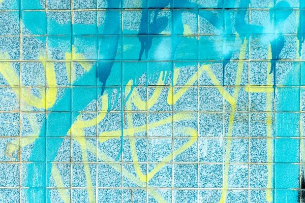 Blå Yttervägg Bakgrund Med Olika Graffitiöverlägg — Stockfoto