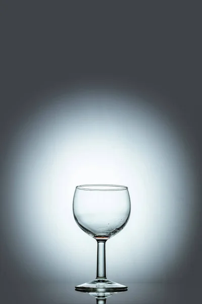 Een Leeg Wijnglas Schijnwerpers Grijze Achtergrond — Stockfoto