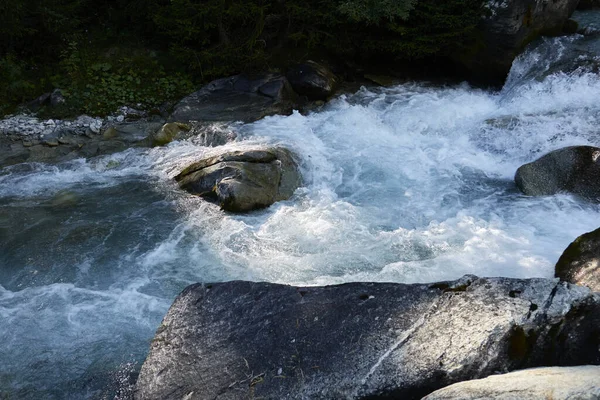 荒野の水から突き出た強い流れとギザギザの岩の川 — ストック写真