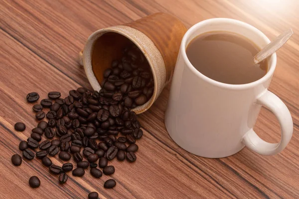 뜨거운 커피와 원두를 머그잔 — 스톡 사진