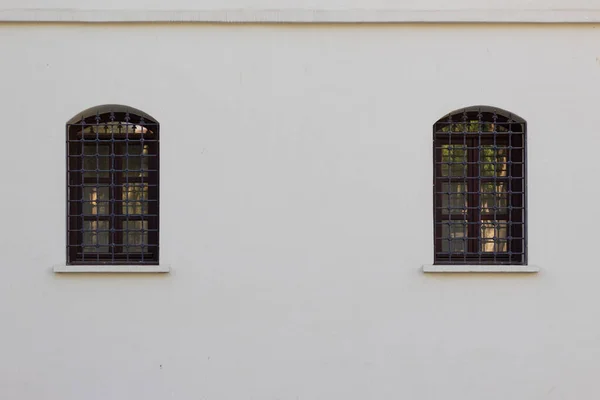 Bela Janela Com Janelas Persianas Uma Sala Branca — Fotografia de Stock