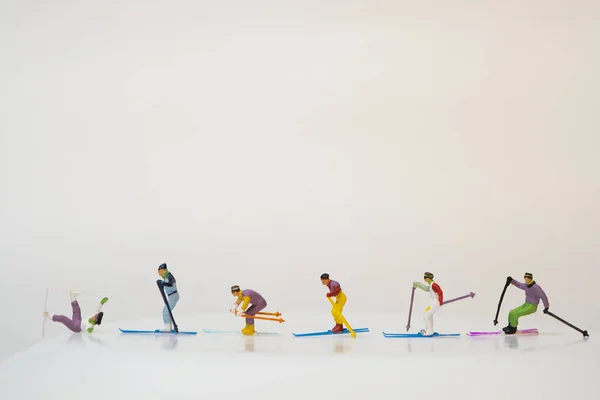 Grupo Figuras Miniatura Esquiadores Fundo Branco — Fotografia de Stock