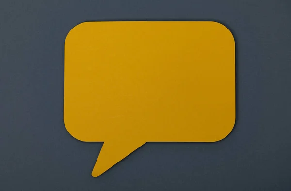 Een Geel Papier Spraakbelletje Pictogram Het Grijze Oppervlak — Stockfoto