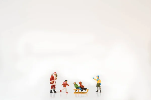 Una Escena Navideña Figuras Miniatura Niños Papá Noel Jugando Nieve —  Fotos de Stock