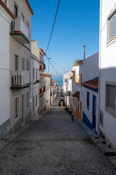 Colpo Verticale Vicolo Con Vista Sul Mare Nazare Portogallo — Foto Stock