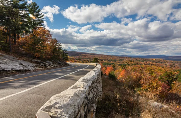 Scenic Shot Asphalt Road Surrounded Autumn Minnewaska State Park Usa —  Fotos de Stock