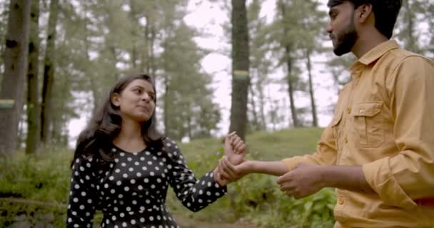 Couple Indien Dans Parc Câlin Ralenti — Video