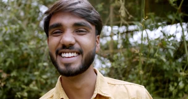Індійський Чоловік Посміхається Парку — стокове відео