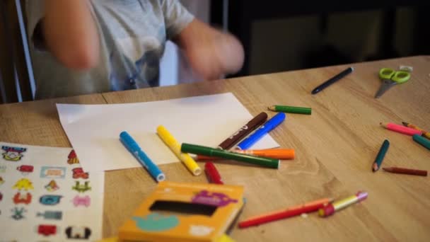 Disegno Bambino Con Pennarello Colorato — Video Stock