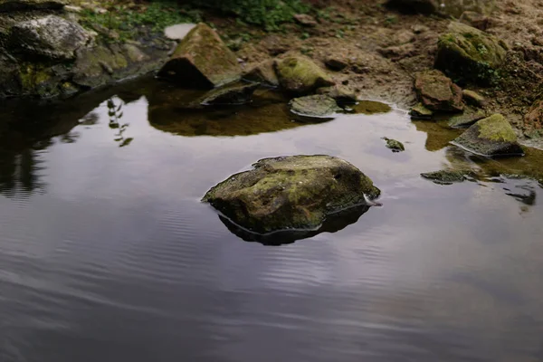 Uma Bela Vista Uma Poça Água Com Rochas Reflexo Nuvens — Fotografia de Stock