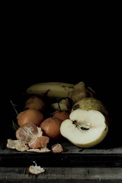 Ένα Κοντινό Πλάνο Φρέσκα Μανταρίνια Μήλα Και Μπανάνα Ένα Ξύλινο — Φωτογραφία Αρχείου