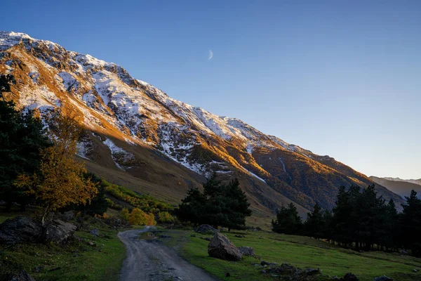 Висококутний Знімок Гірського Пейзажу Ясним Блакитним Небом — стокове фото
