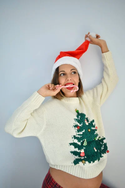 Una Joven Mujer Caucásica Embarazada Con Sombrero Santa Comer Bastón — Foto de Stock