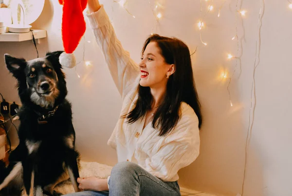 Een Shot Van Een Kaukasisch Meisje Spelen Met Haar Hond — Stockfoto