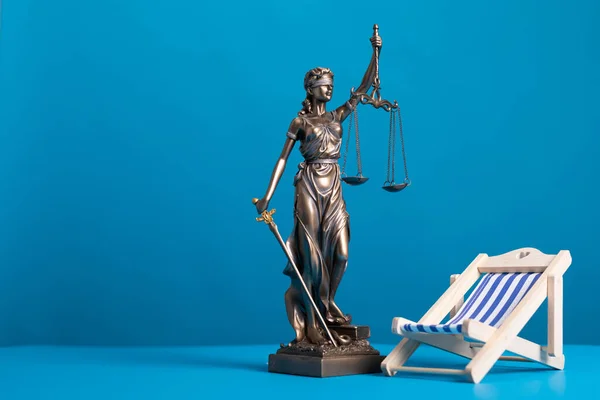 Statue Woman Scales Symbol Law Justice Ona Blue Surface Beach — Stok fotoğraf