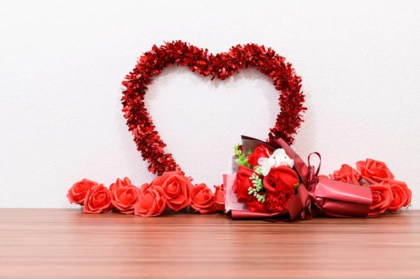 情人节的作文 上面有爱情的玫瑰 桌上有一颗心 — 图库照片