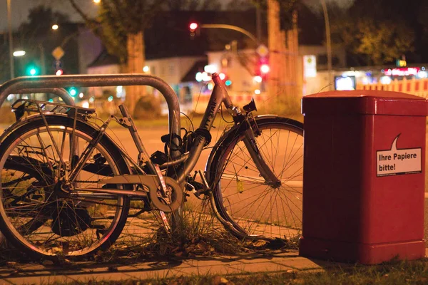 Trozo Bicicleta Junto Cubo Basura Hamburgo Alemania Por Noche —  Fotos de Stock