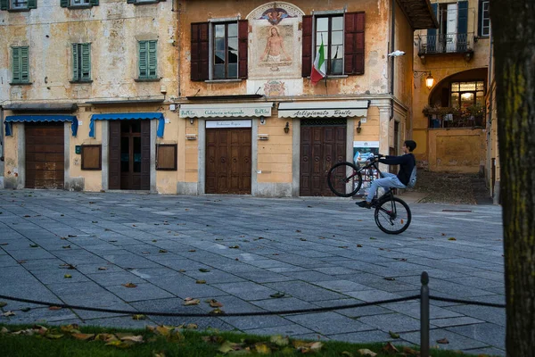 Orta San Giulio Italy Nov 2021 Man Performing Daring Stunts — стокове фото