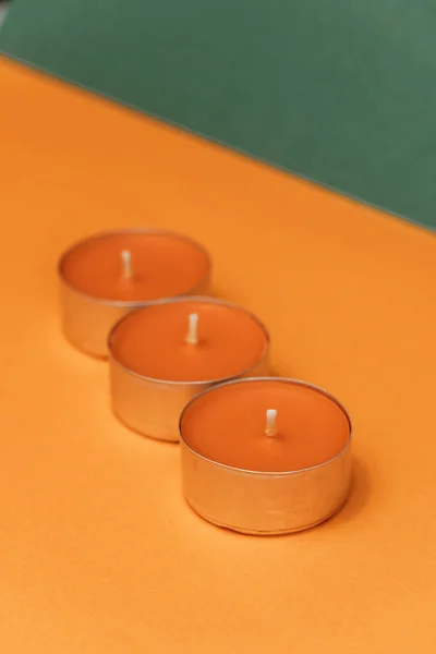 Ένα Κοντινό Πλάνο Διακοσμητικών Κεριών Πορτοκαλί Φόντο — Φωτογραφία Αρχείου