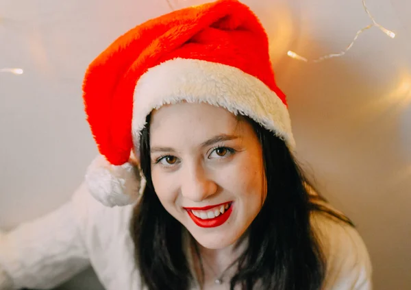 Primer Plano Una Chica Caucásica Con Sombrero Santa Sonriendo Con — Foto de Stock