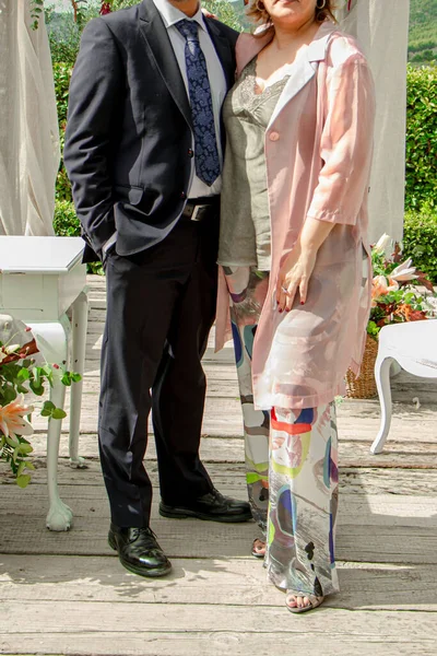 Cuplu Costume Elegante Picioare Cadrul Evenimentului Nuntă Podea Din Lemn — Fotografie, imagine de stoc