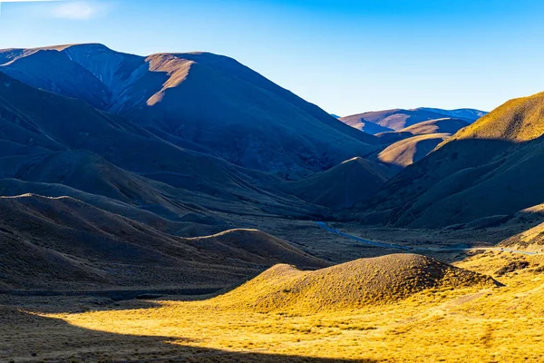 Uma Vista Natural Lindis Pass Nova Zelândia Sob Céu Ensolarado — Fotografia de Stock