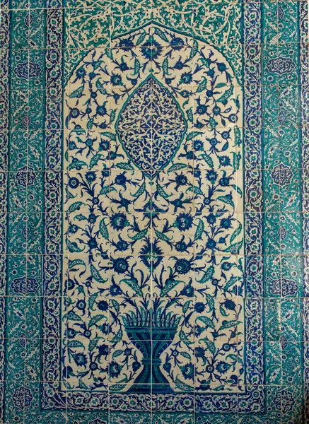 Μπλε Ανατολίτικα Στολίδια Στο Μωσαϊκό Ενός Ισλαμικού Κτιρίου — Φωτογραφία Αρχείου
