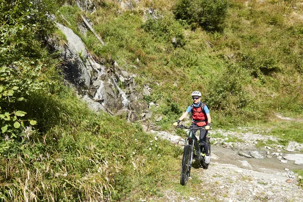 Ein Älterer Radler Der Einem Sonnigen Tag Grünen Der Schweiz — Stockfoto